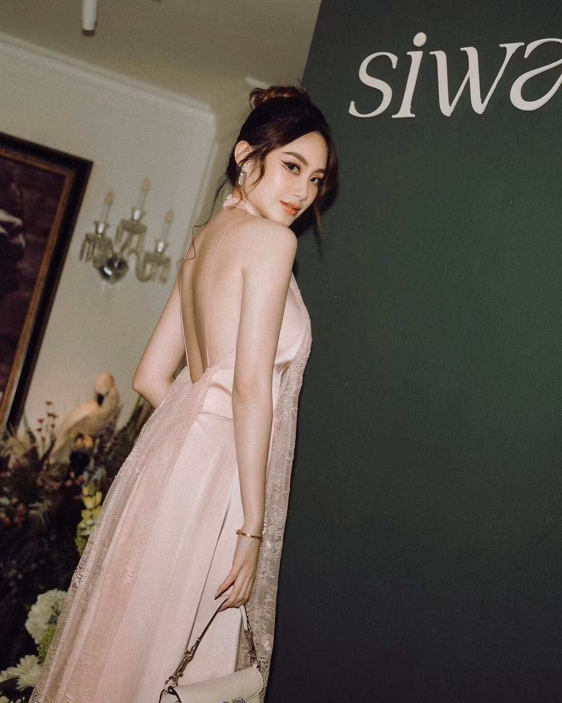 Phoiphailin Sivilay (sinh năm 1997, nick name Chichi Svl) được mệnh danh là đệ nhất hot girl Lào nhờ ngoại hình xinh đẹp và trình độ học vấn cao.