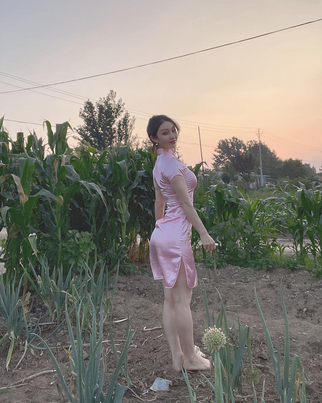 Nữ bác sĩ xinh đẹp gây sốt mạng vì... “cơ bắp cuồn cuộn” Nu bac si xinh dep gay sot mang vi... “co bap cuon cuon”