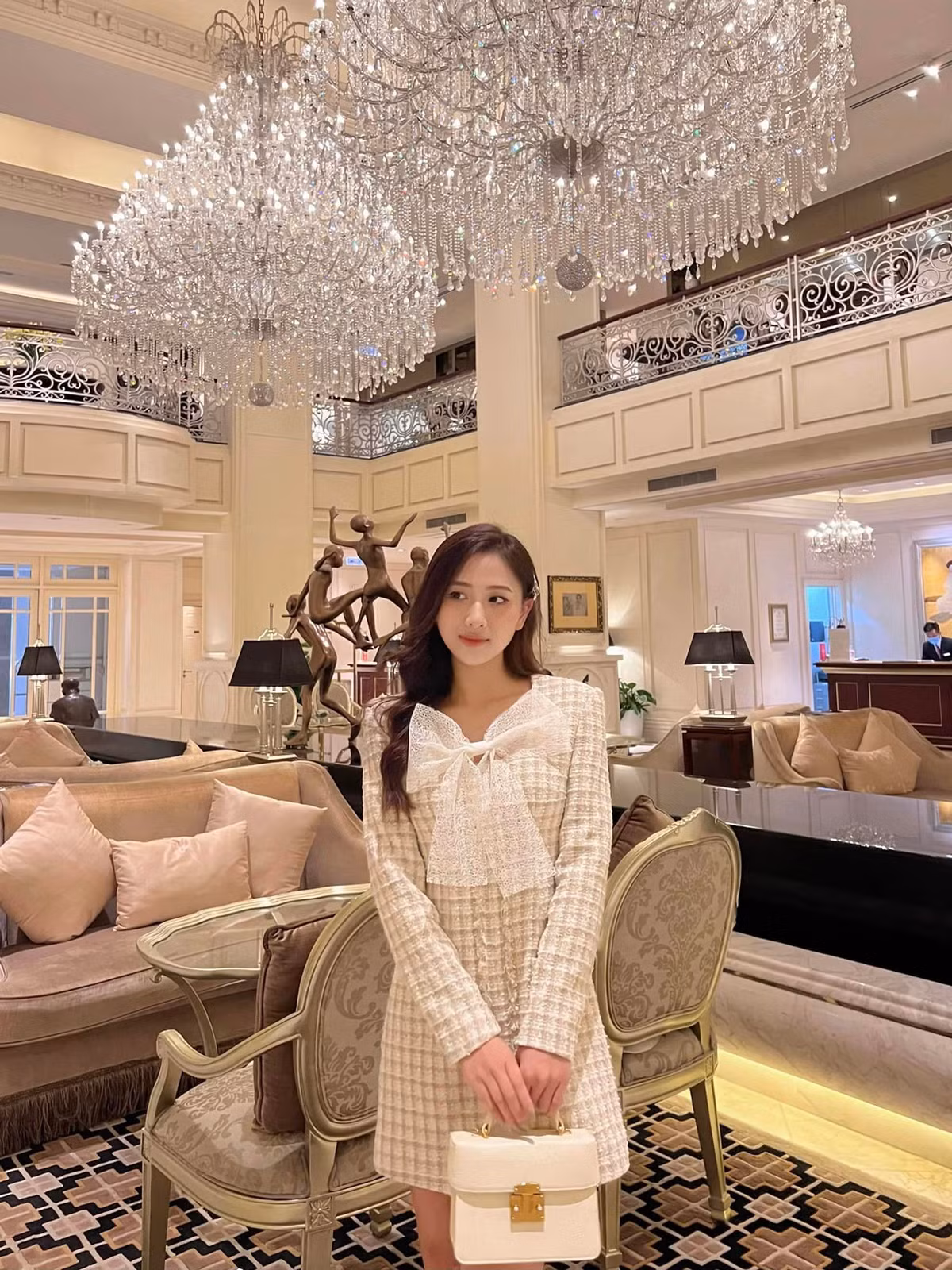 Nhờ sở hữu ngoại hình khả ái, cô từng đăng ký tham dự Miss &amp; Mister Hà Nội và đạt ngôi vị Hoa khôi Thanh lịch. Ảnh: FBNV, IGNV