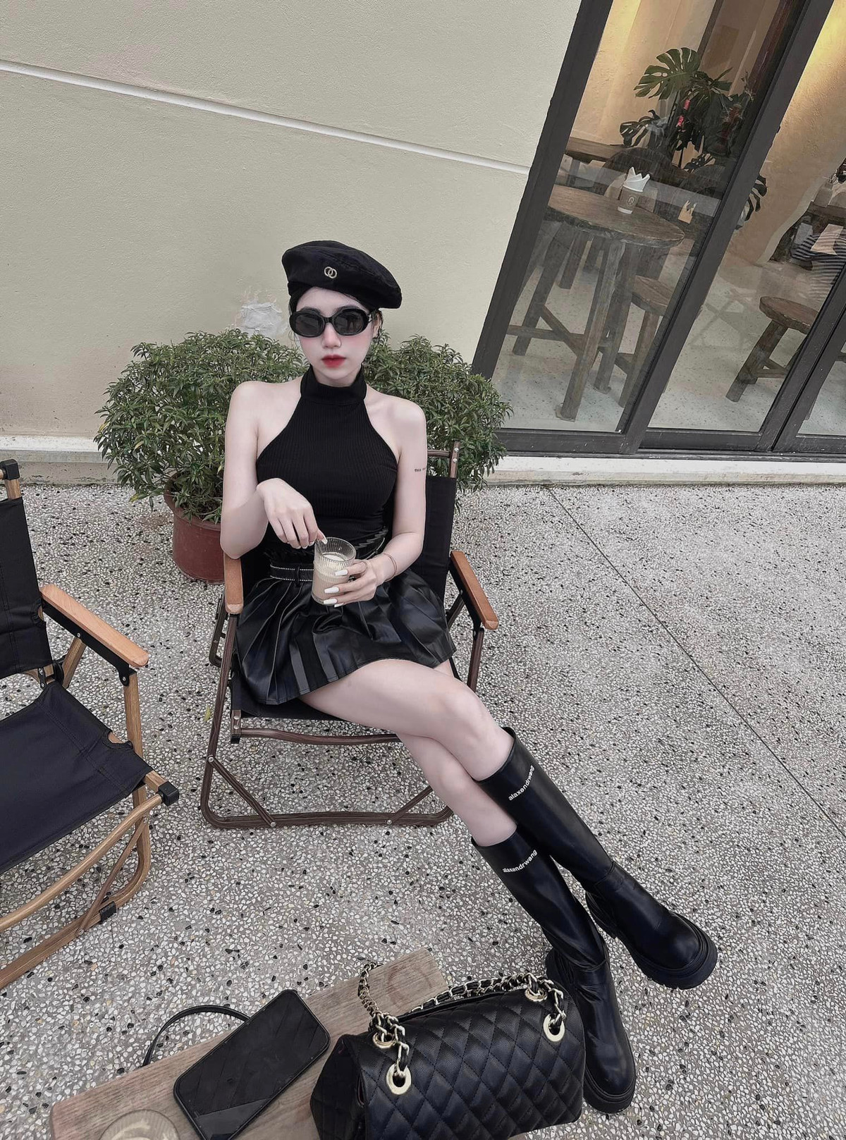 Trang Facebook cá nhân của cô thu hút gần 62.000 lượt theo dõi.