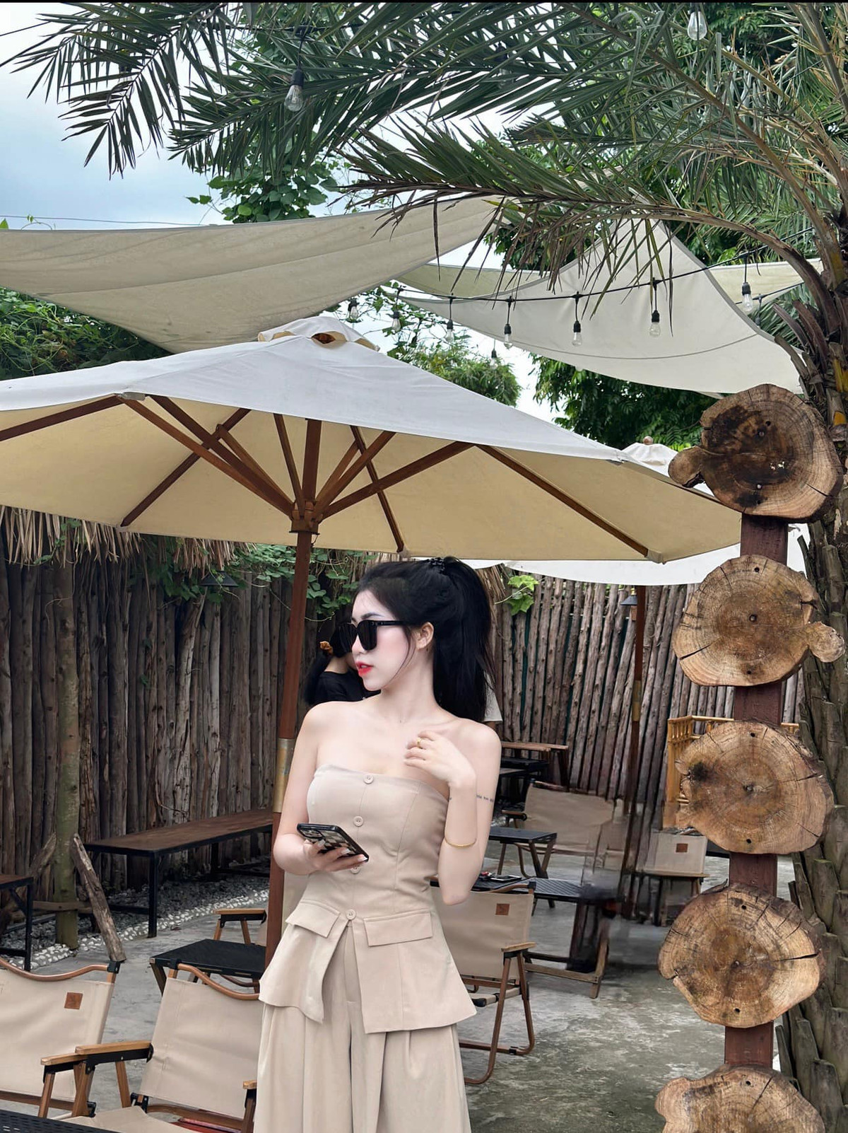 Nụ có sở thích đi du lịch và chụp ảnh "sống ảo". Cô theo đuổi phong cách thời trang "bánh bèo", đằm thắm.