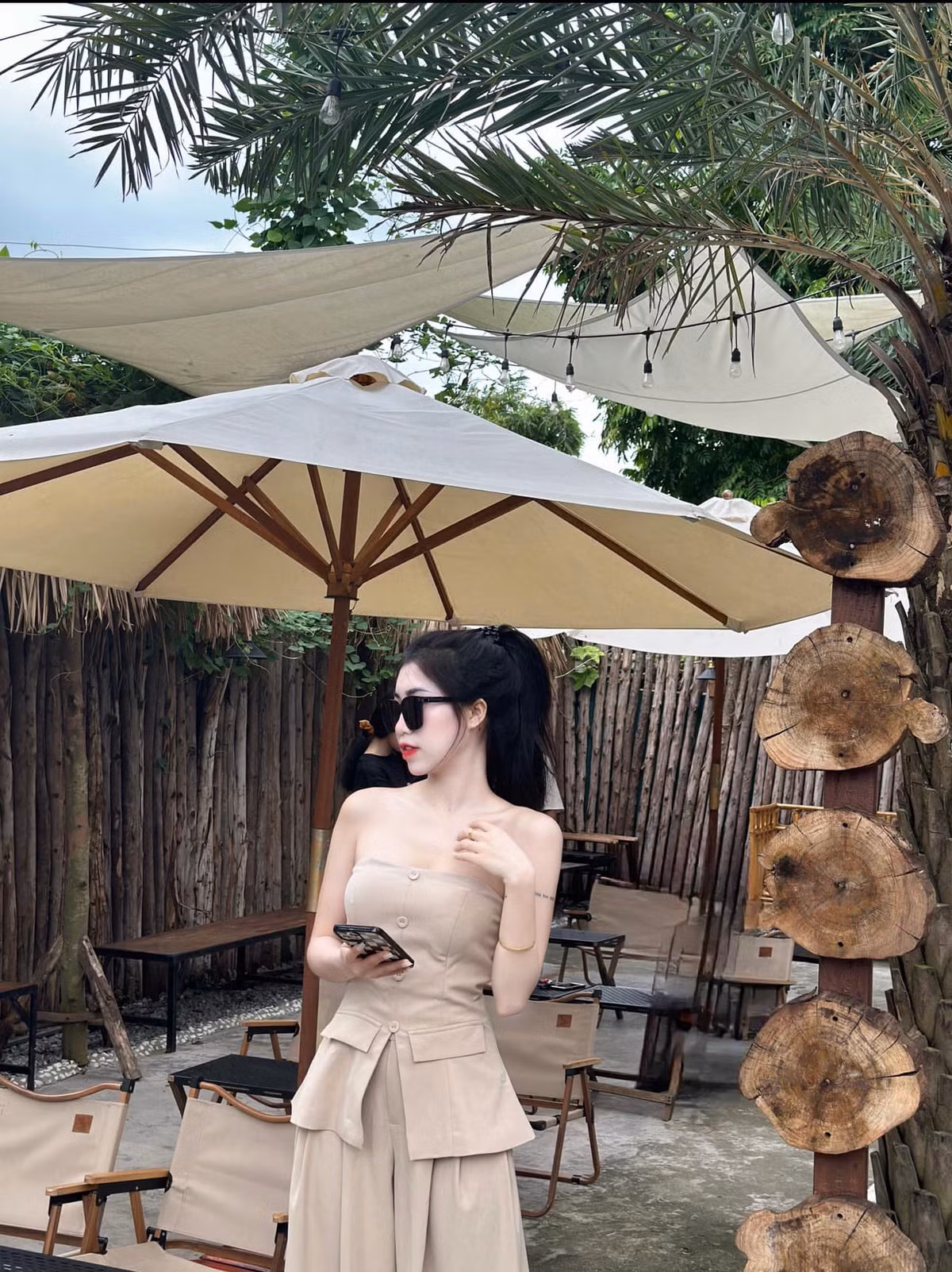 Nụ có sở thích đi du lịch và chụp ảnh "sống ảo". Cô theo đuổi phong cách thời trang "bánh bèo", đằm thắm.