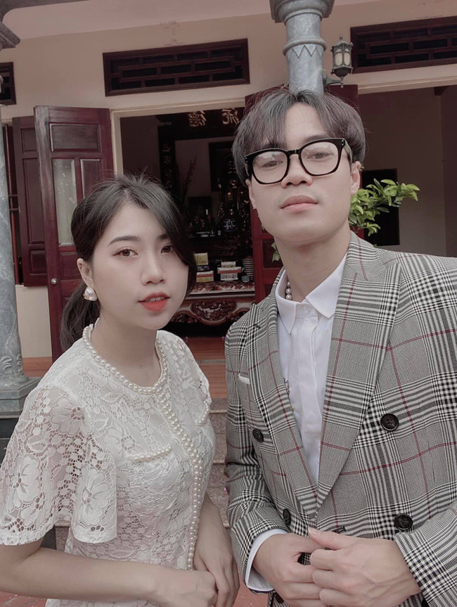 Nguyễn Nụ chia sẻ lên trang cá nhân : "Rủ mình đi chơi, đi ăn, chụp ảnh cho mình, xách đồ cho mình, mua quà cho mình mà không cần hỏi mình có thích hay không. Tử tế, kinh tế, tinh tế, thực tế anh tui có đủ nha. Hàng hiếm này mà vẫn Ế các chị ơi”.