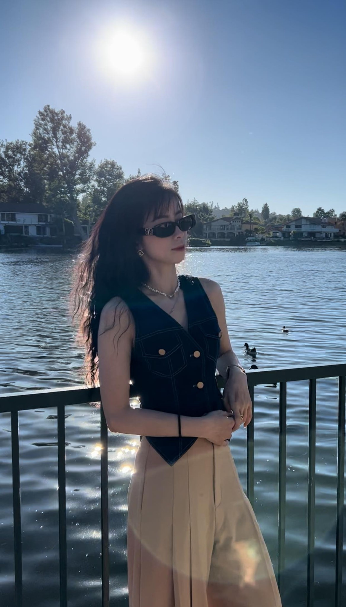 Tuy nhiên khi ở ngoài sân đấu cô nàng lại gây ấn tượng hơn với nhan sắc và vóc dáng. Ảnh: FBNV