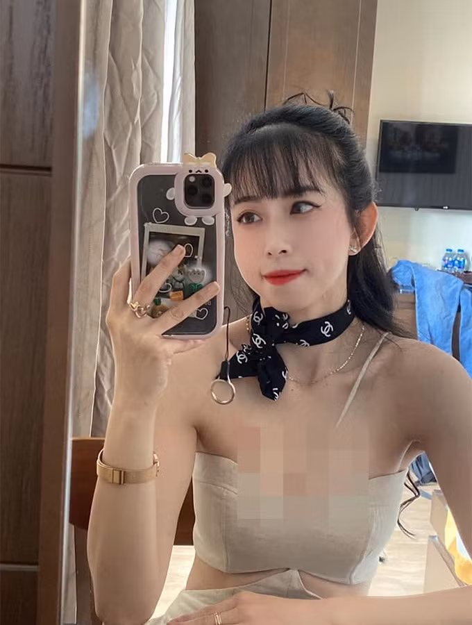 Cô nàng nổi bật với làn da trắng muốt, cùng vóc dáng thon gọn và vòng eo con kiến.