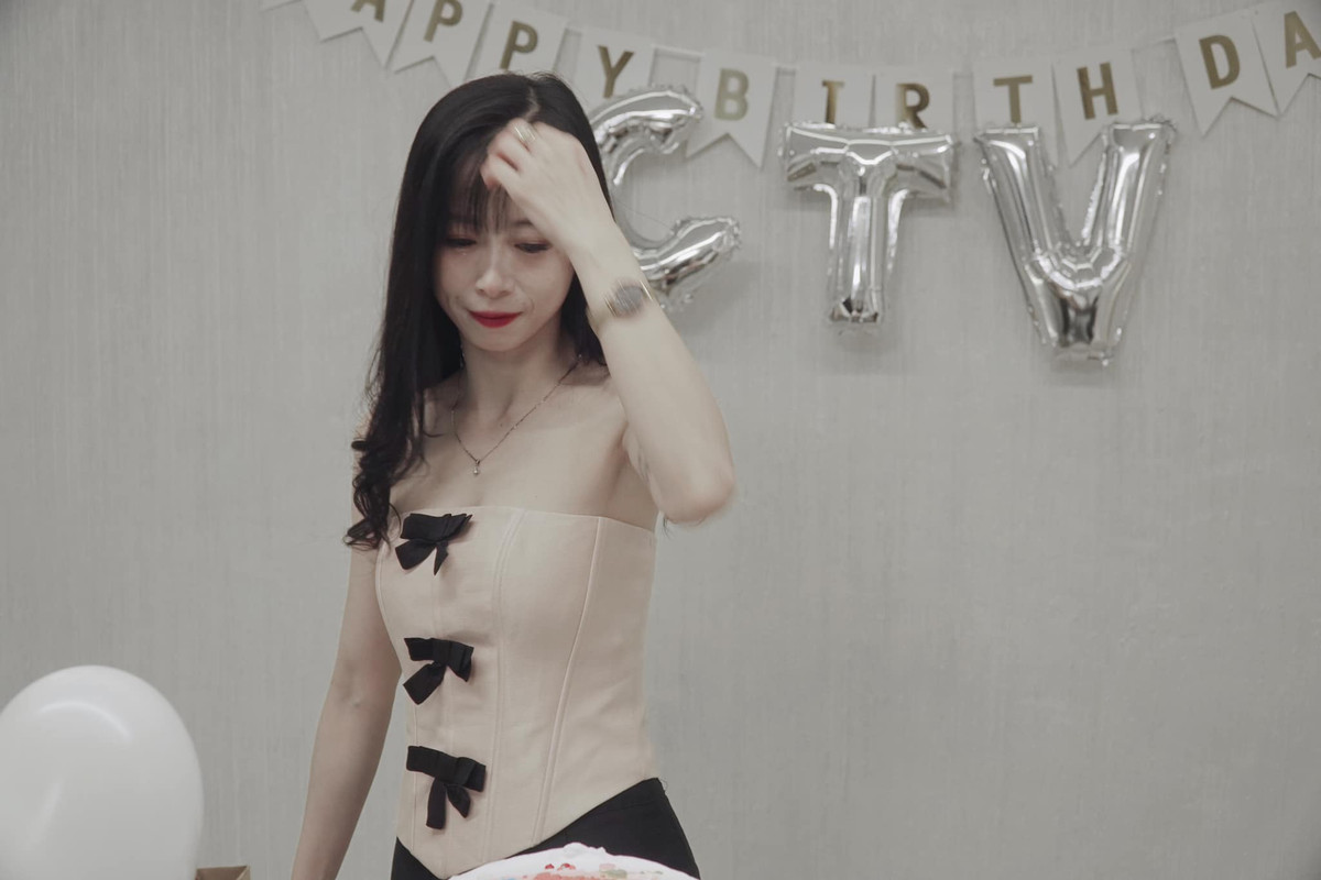 Dưới bài đăng, bạn bè, các fan đều trầm trồ trước vẻ gợi cảm của Tuyết Vân.