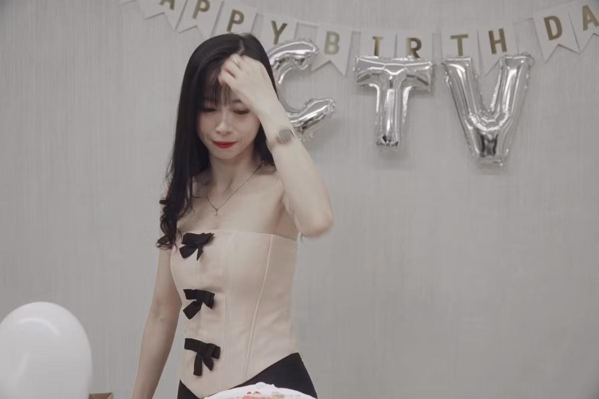 Dưới bài đăng, bạn bè, các fan đều trầm trồ trước vẻ gợi cảm của Tuyết Vân.