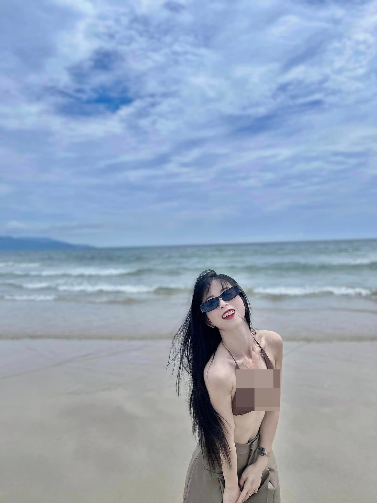 "Hot girl làng võ" mặc bikini mỏng manh màu nâu, kết hợp với chiếc quần vải đầy gợi cảm.