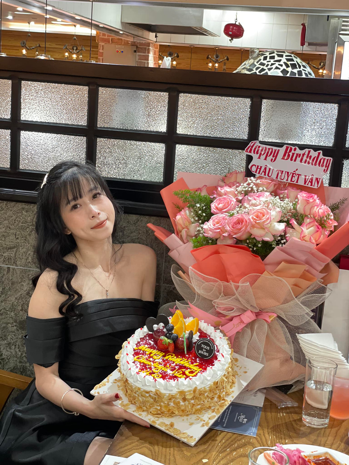 Cũng nhờ nhan sắc, Châu Tuyết Vân được nhiều nhãn hàng, thương hiệu mời làm người mẫu ảnh.