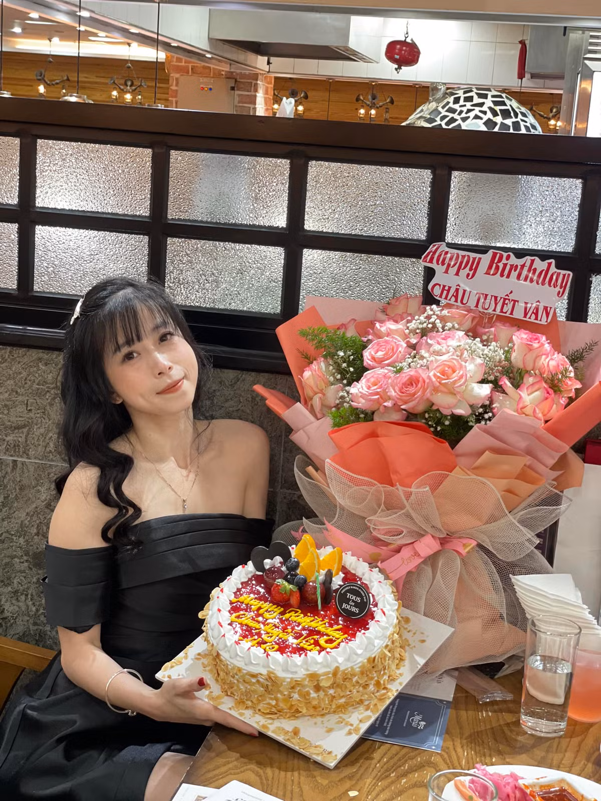 Cũng nhờ nhan sắc, Châu Tuyết Vân được nhiều nhãn hàng, thương hiệu mời làm người mẫu ảnh.