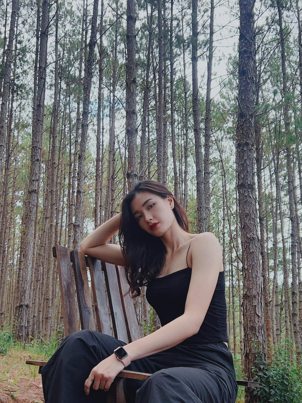 Cô có phong cách ăn mặc nữ tính, cuốn hút.