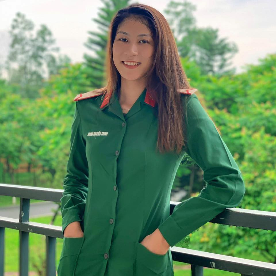 Kiều Trinh được nhận xét có gương mặt sắc sảo, có thể "cân" nhiều outfit khác nhau.