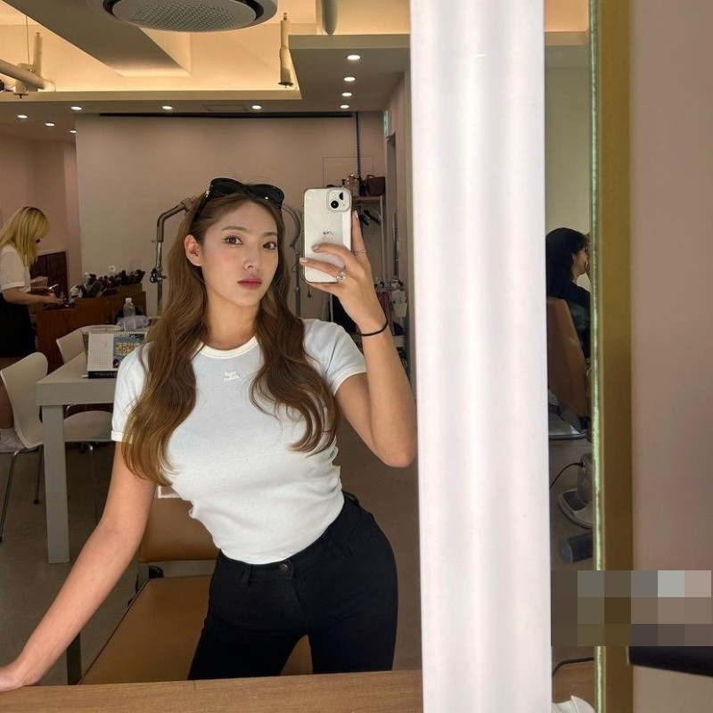 Được biết, nữ HLV pilates Jisam cao 1m64, vóc dáng đồng hồ cát.