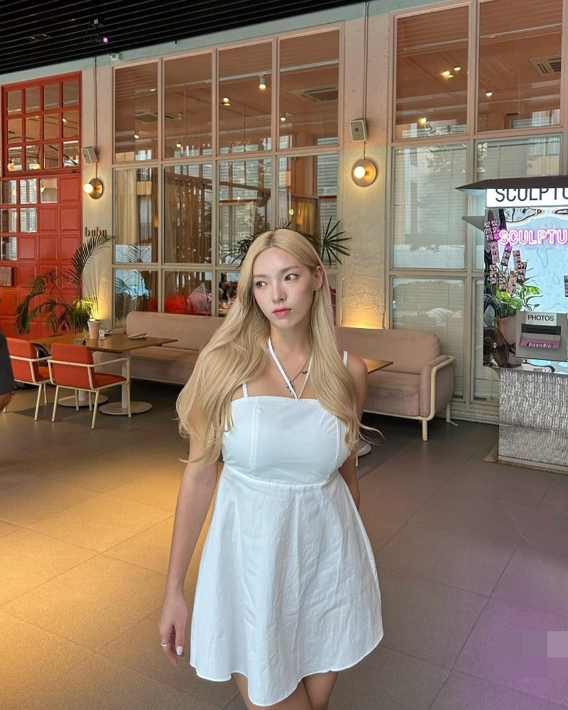 Trên trang Instagram cá nhân, cô thường xuyên chia sẻ hình ảnh tập luyện, khoe body, nhận về lượng tương tác cao.