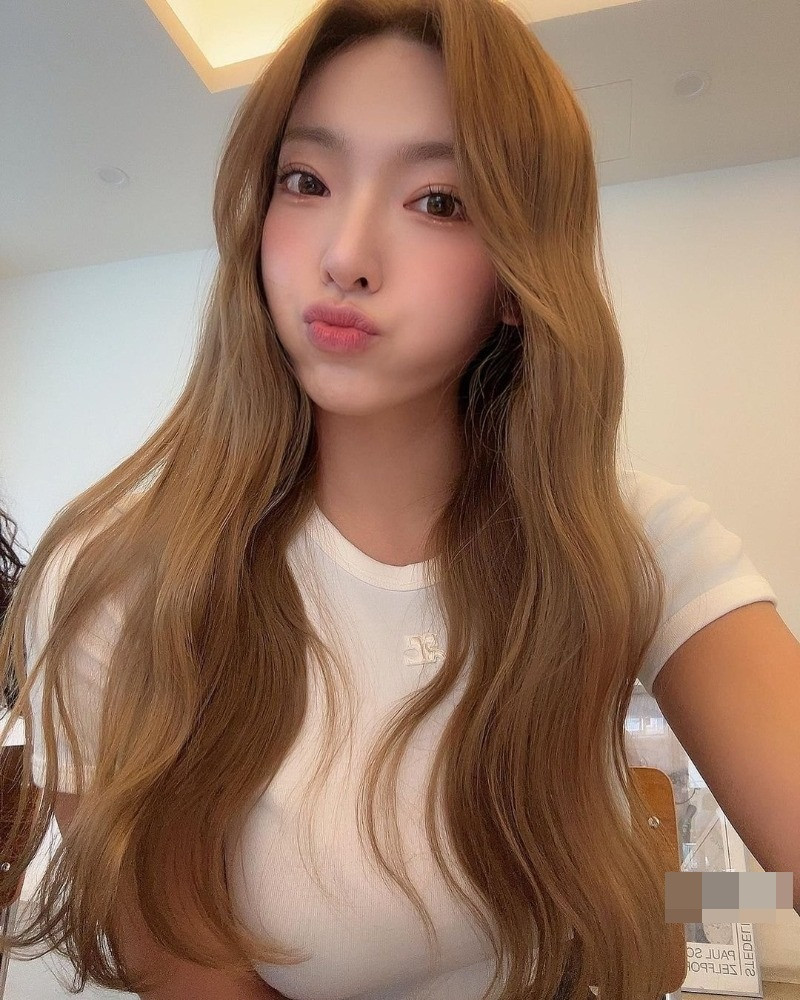 Jisam gần như không theo chuẩn đẹp mà nhiều cô gái xứ Kim chi theo đuổi, bởi cô sở hữu body đầy đặn, làn da nâu rám nắng.