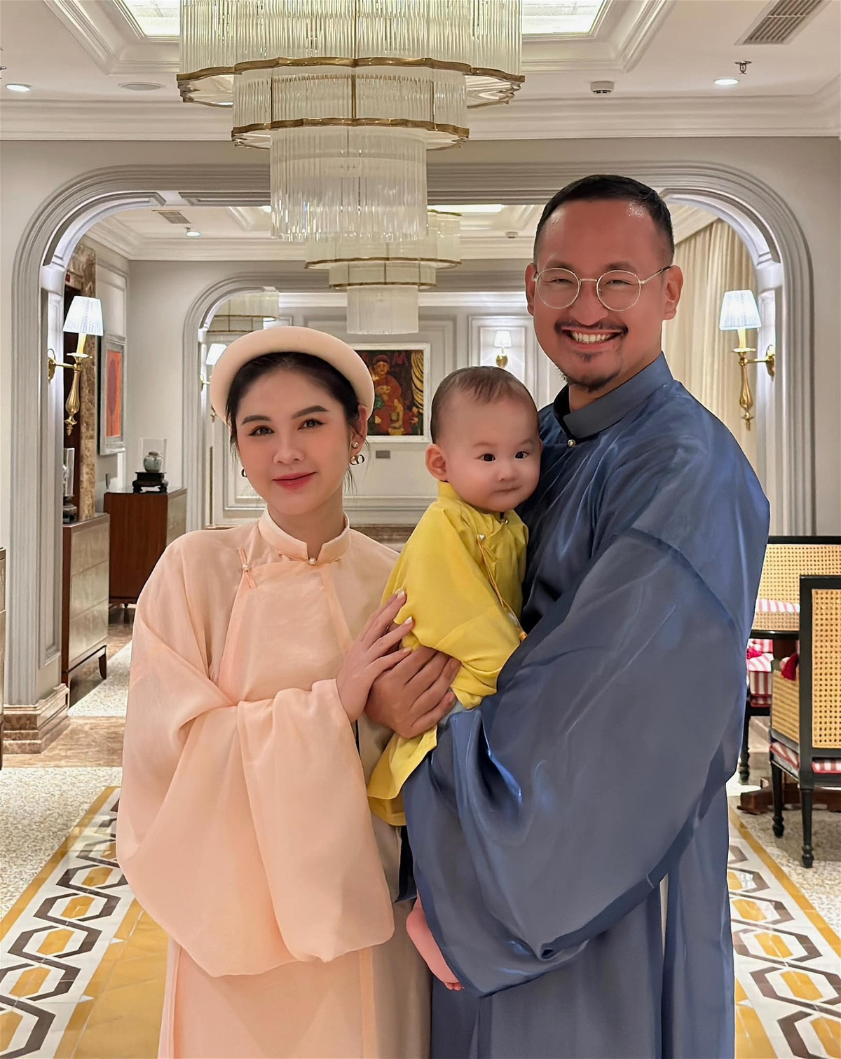 Nữ MC gây chú ý khi chia sẻ những hình ảnh con trai, và quá trình cô cùng ông xã chăm sóc cậu quý tử của mình.