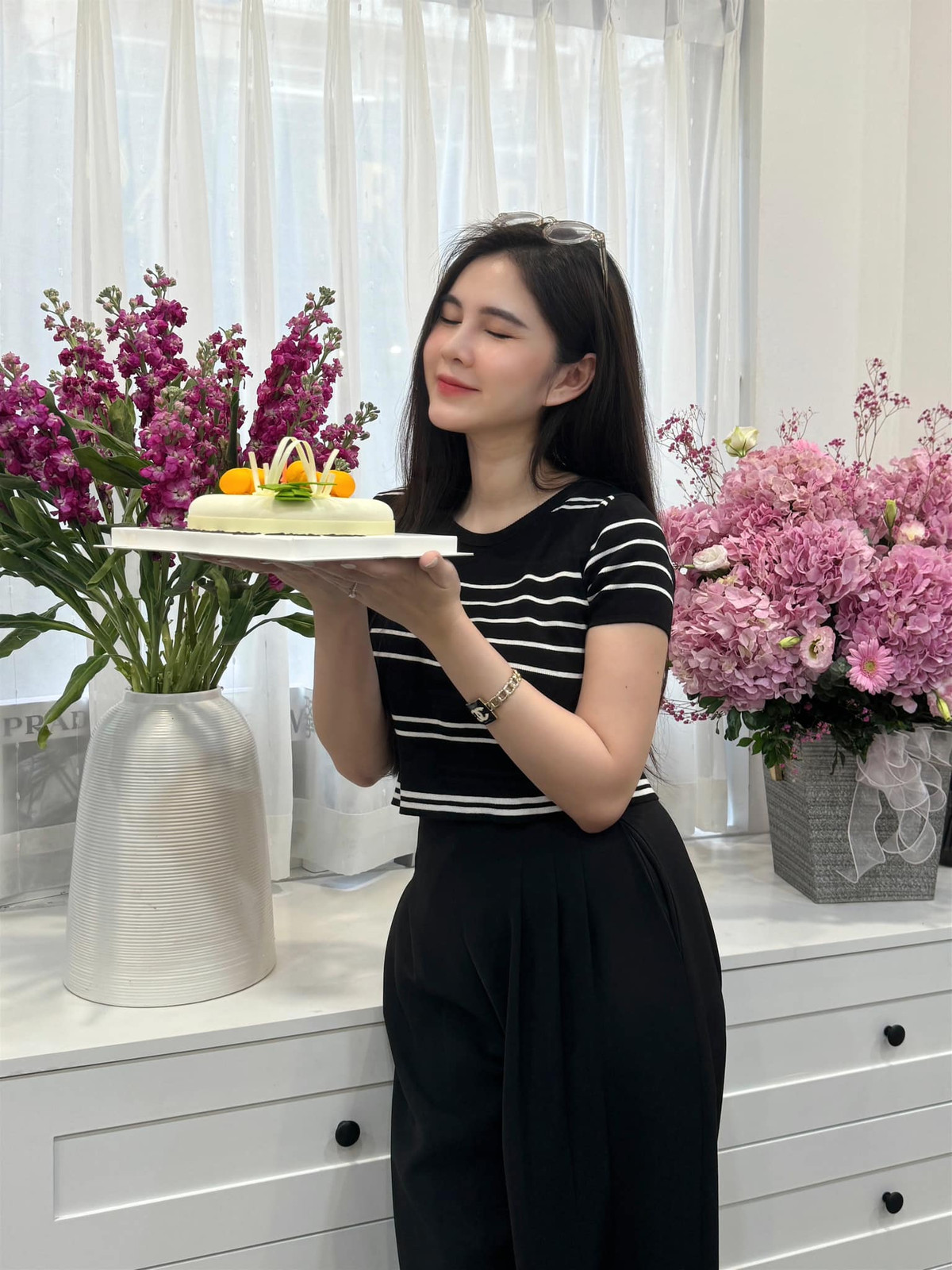 Bên dưới bài đăng tương tác với người hâm mộ trên facebook, Thu Hoài nhận được rất nhiều lời khen có cánh cho nhan sắc lẫn phong cách ăn mặc.