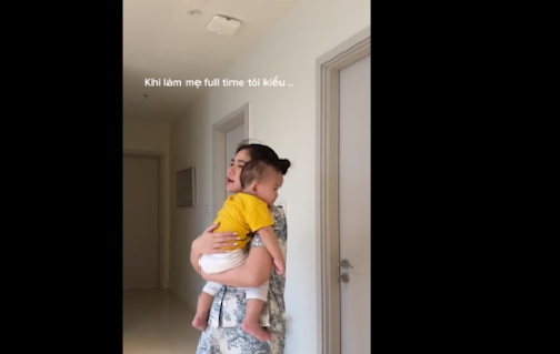 Trong clip chỉ 10 giây, bà mẹ 1 con diện thiết kế đồ ngủ, đầu búi tóc gọn gàng và thực hiện thuần thục những công việc quen thuộc của mẹ bỉm là nấu cháo, bón cho con ăn, ôm nựng con,...