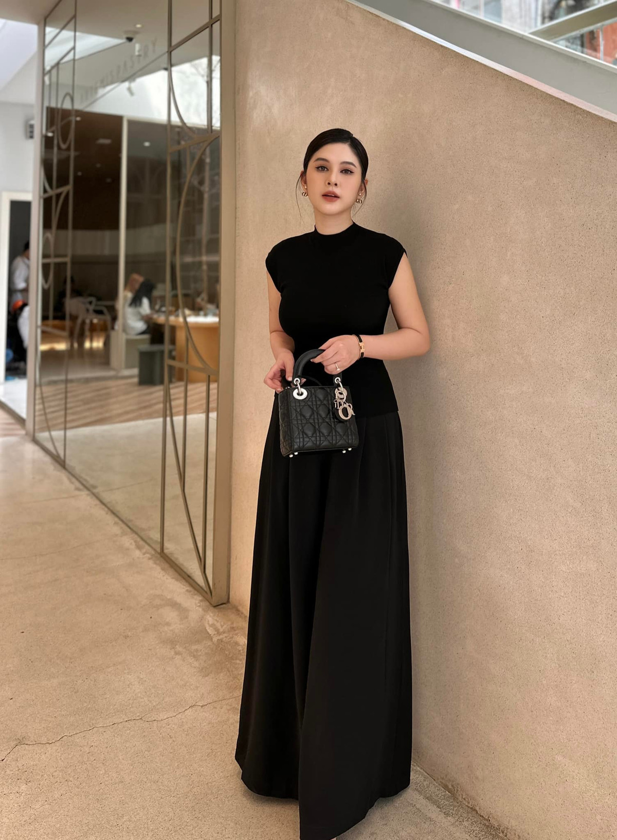 Nữ MC tạo dấu ấn với phong cách thanh lịch, sang trọng khi xuất hiện mọi lúc mọi nơi. Ảnh: FBNV