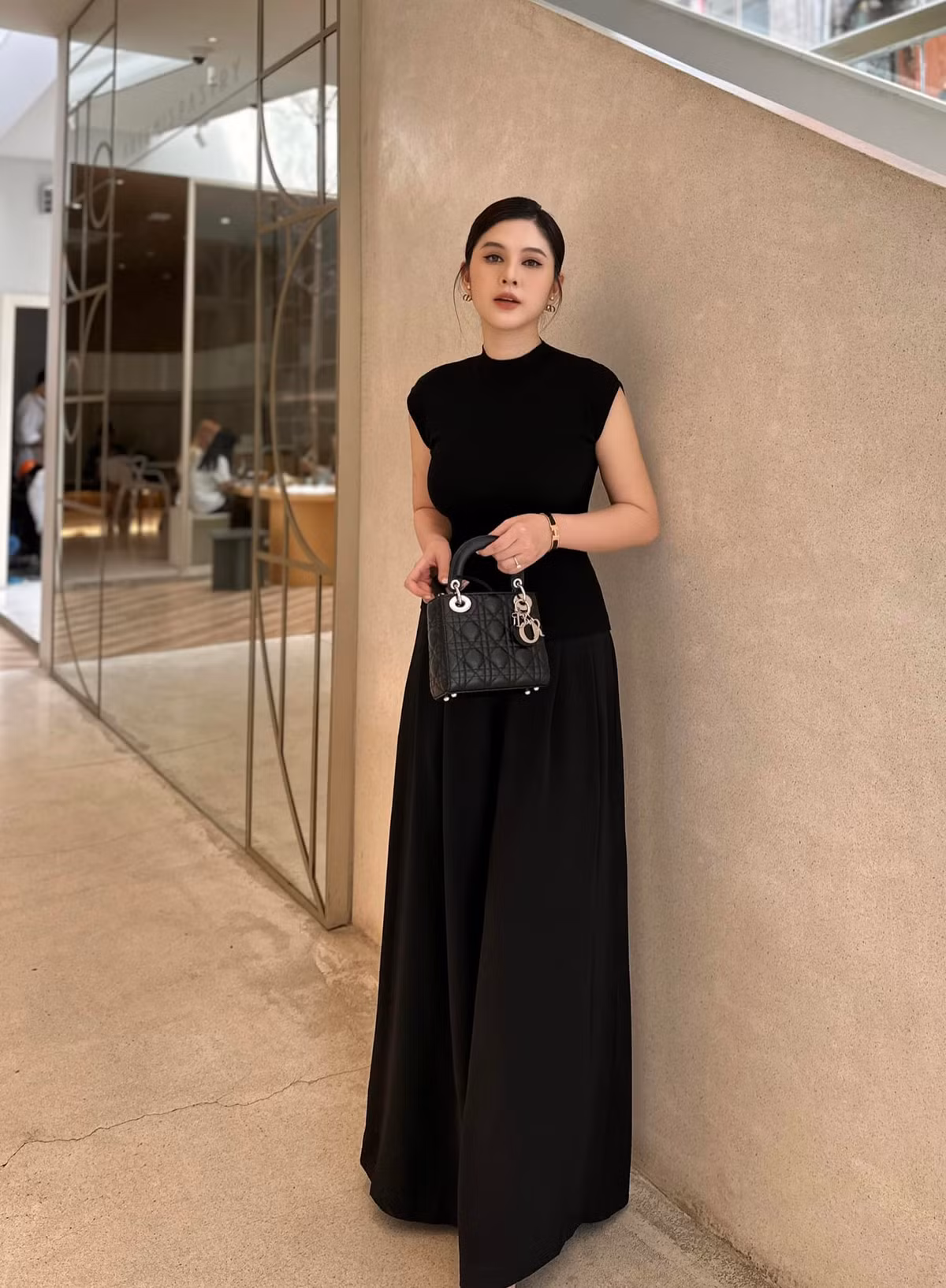 Nữ MC tạo dấu ấn với phong cách thanh lịch, sang trọng khi xuất hiện mọi lúc mọi nơi. Ảnh: FBNV