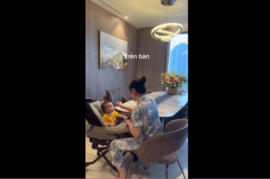 Mới đây, một clip chăm con trai cưng của Vũ Thu Hoài nhận được nhiều sự chú ý. Bà mẹ U35 rất hào hứng và vui vẻ với nhiệm vụ thiêng liêng của mình.