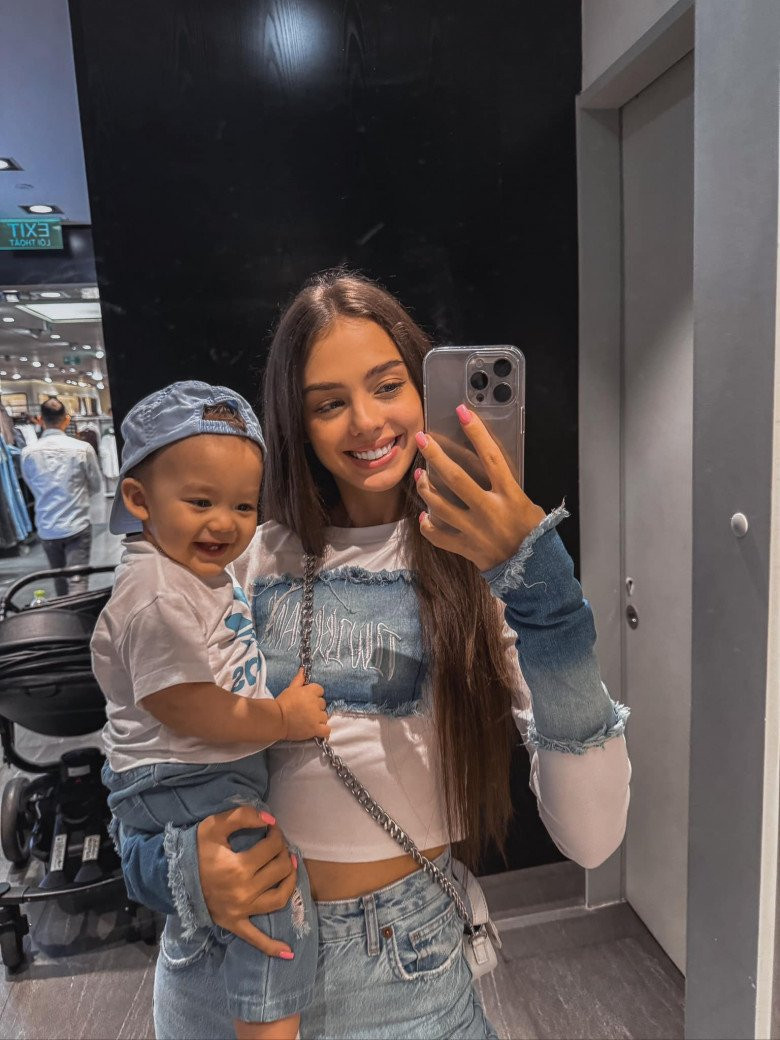 Dianka Zakhidova diện 1 combo thoải mái chuẩn đồ ở nhà là áo croptop và quần đùi, đứng trước gương và tạo dáng, chụp ảnh.