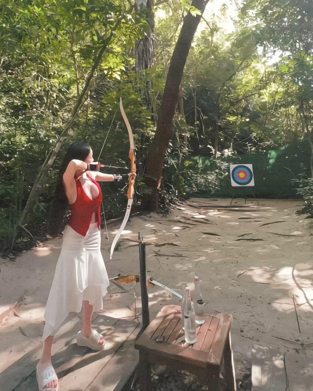 Huang Lin sinh năm 1995, ở Đài Loan (Trung Quốc). Cô sở hữu gần 1 triệu follow trên MXH.