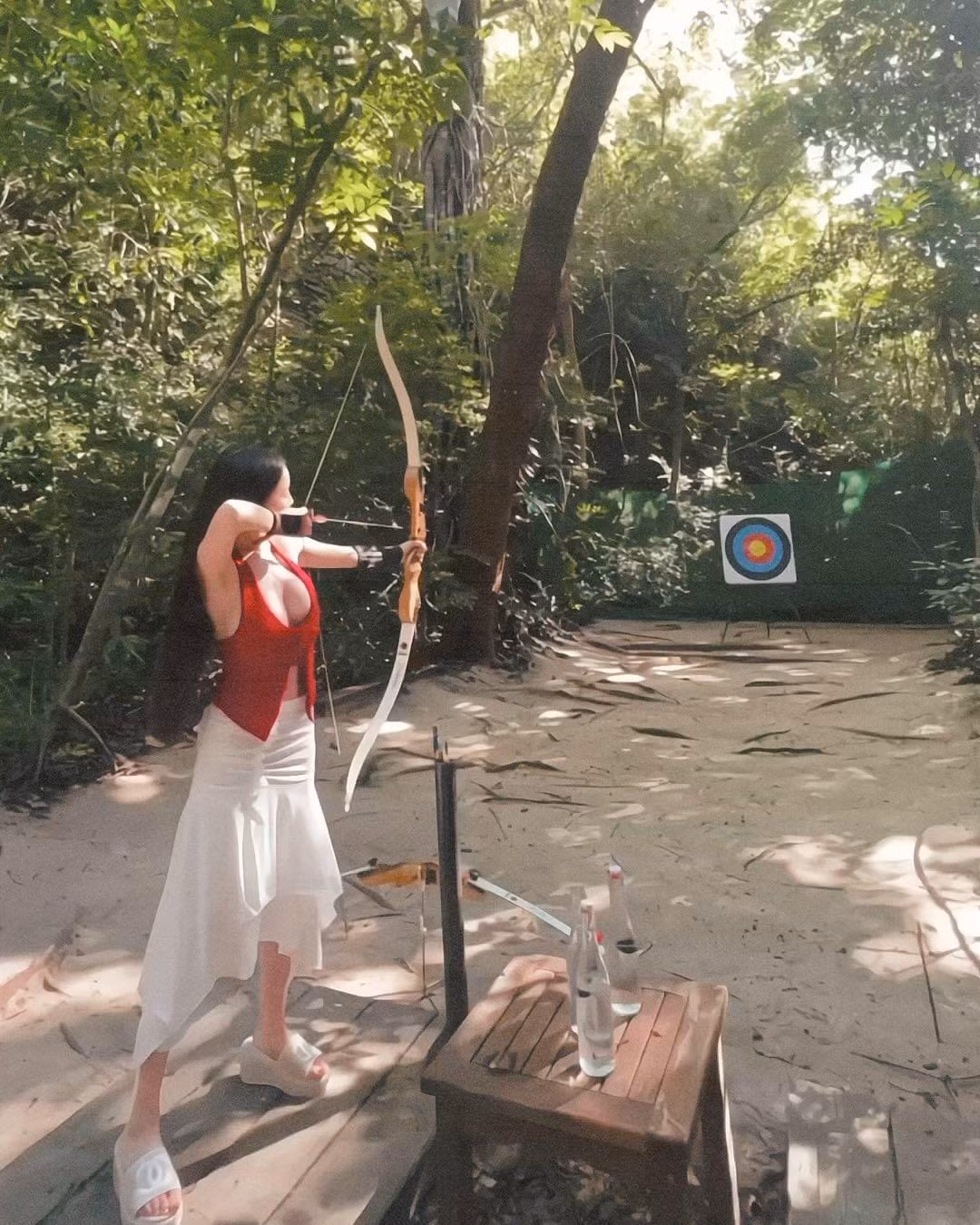 Huang Lin sinh năm 1995, ở Đài Loan (Trung Quốc). Cô sở hữu gần 1 triệu follow trên MXH.