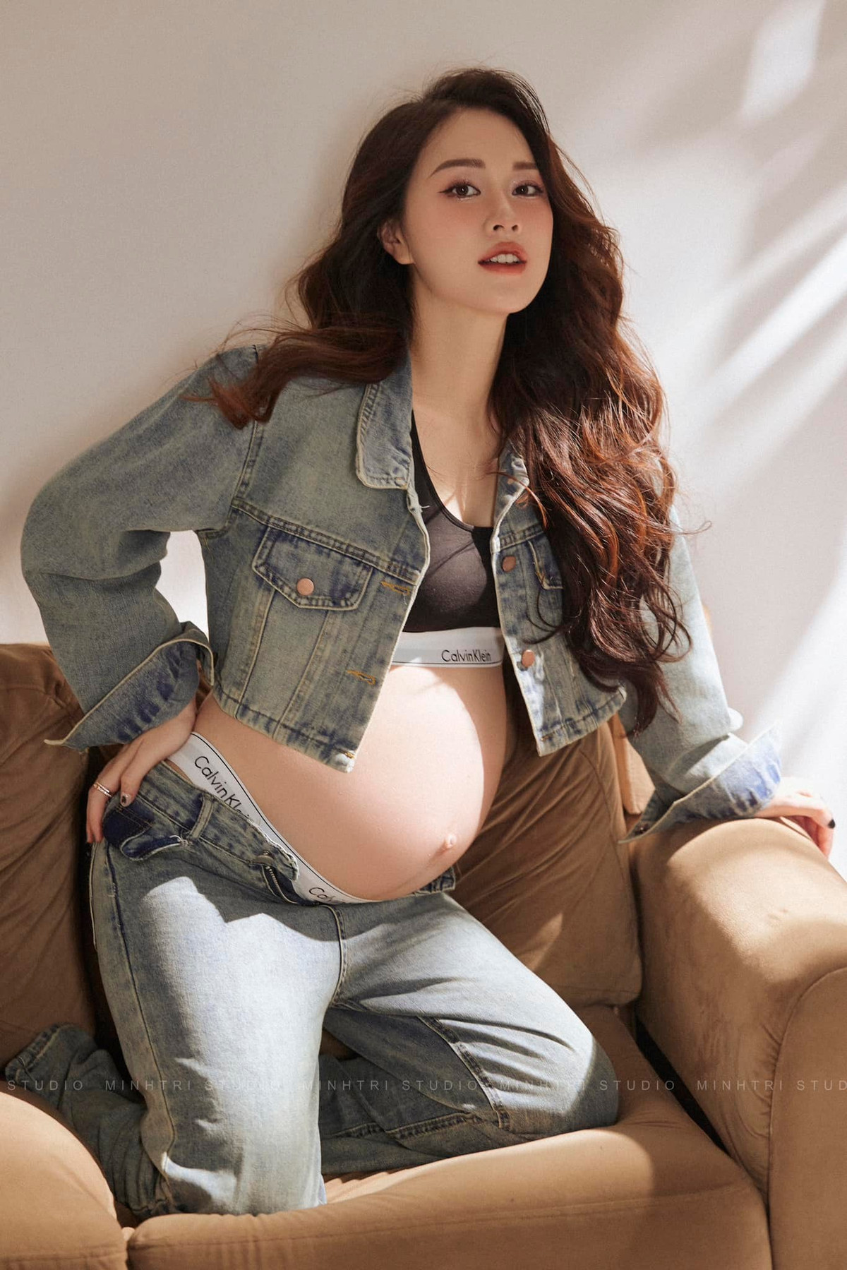 Mỹ nhân sinh năm 1997 luôn ăn mặc rất chỉn chu với những kiểu váy xinh xắn, và cũng giúp che đi chiếc bụng tròn xinh.