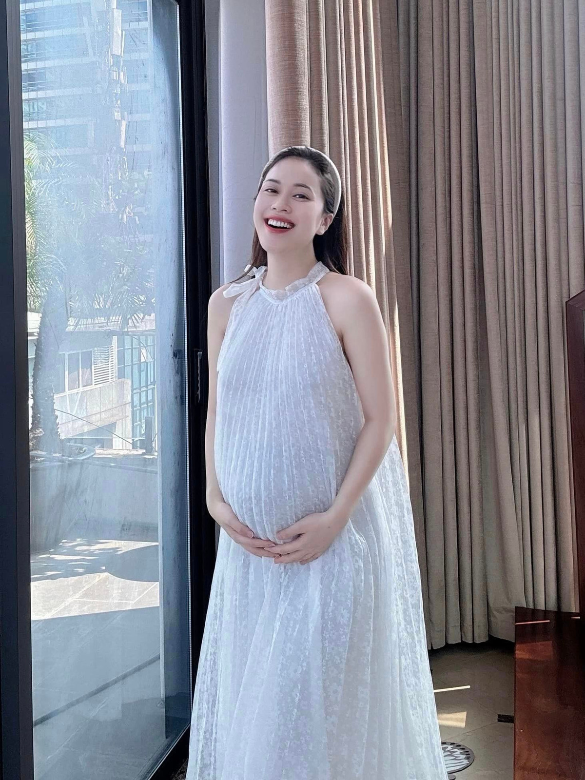 Kể từ khi mang bầu, Ngô Mai Phương hạn chế mặc những trang phục bó sát cơ thể. Cô được khen ngợi khi sở hữu gu thời trang thời thượng, sang trọng.