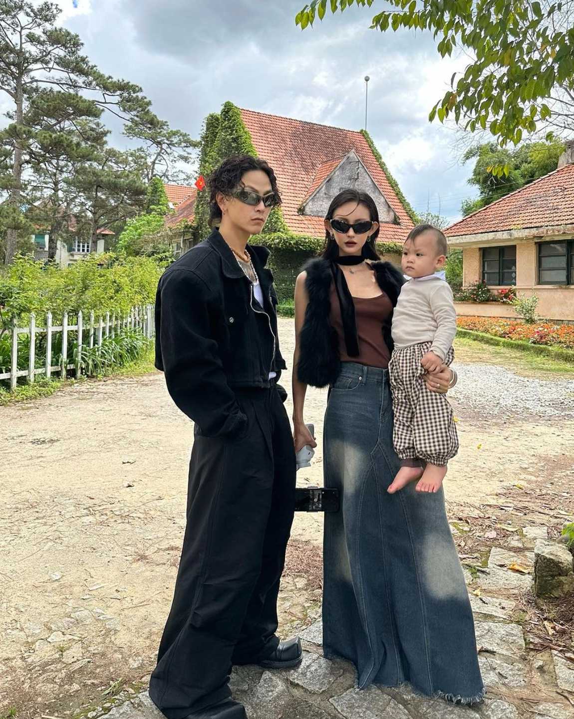Vợ của Decao là hot girl Lâm Minh (SN 1998, TPHCM) gây chú ý khi sở hữu cuộc sống hôn nhân viên mãn, sang chảnh.