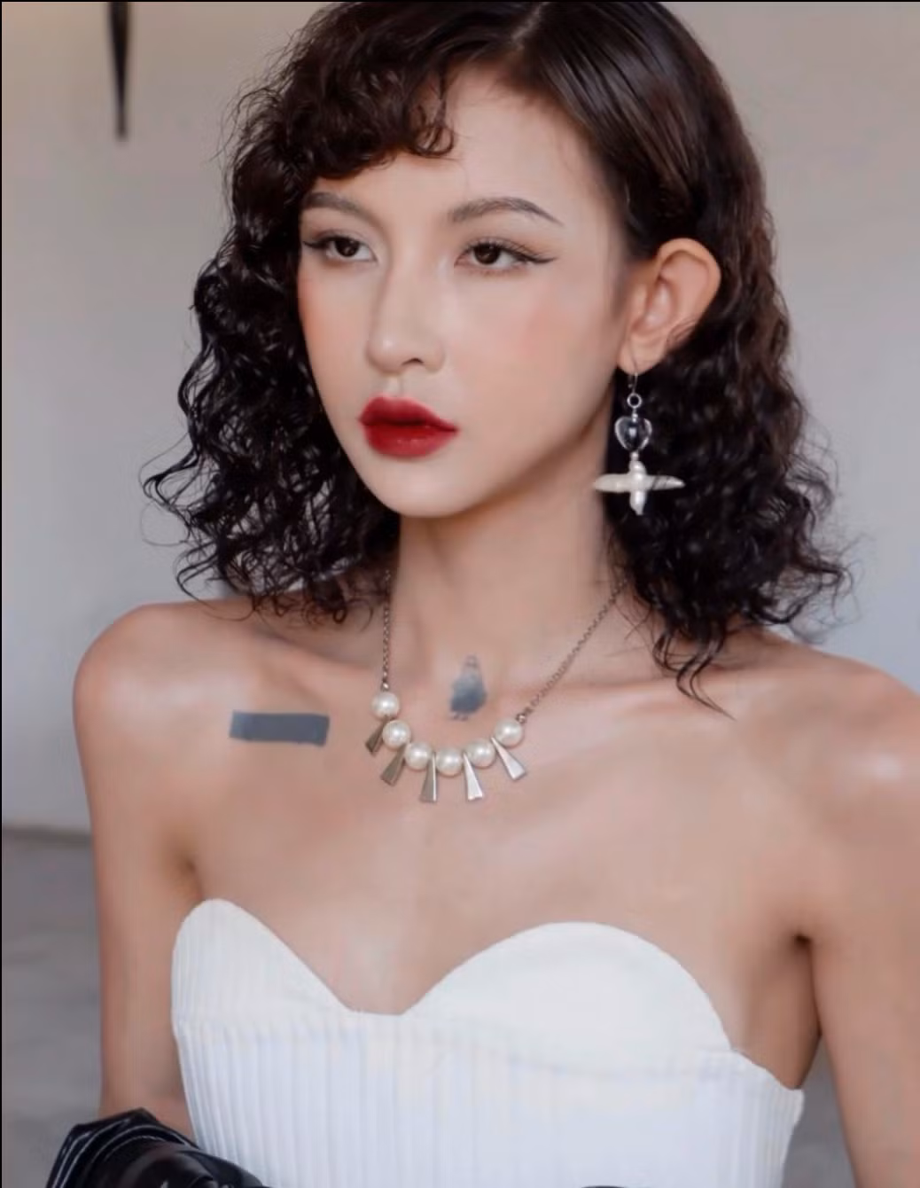 Vợ Decao từng có thời gian trầm cảm sau sinh, giờ đây cô đã thay đổi hoàn toàn, lấy lại sự tự tin và thể hiện phong cách cá nhân thông qua gu thời trang ấn tượng.