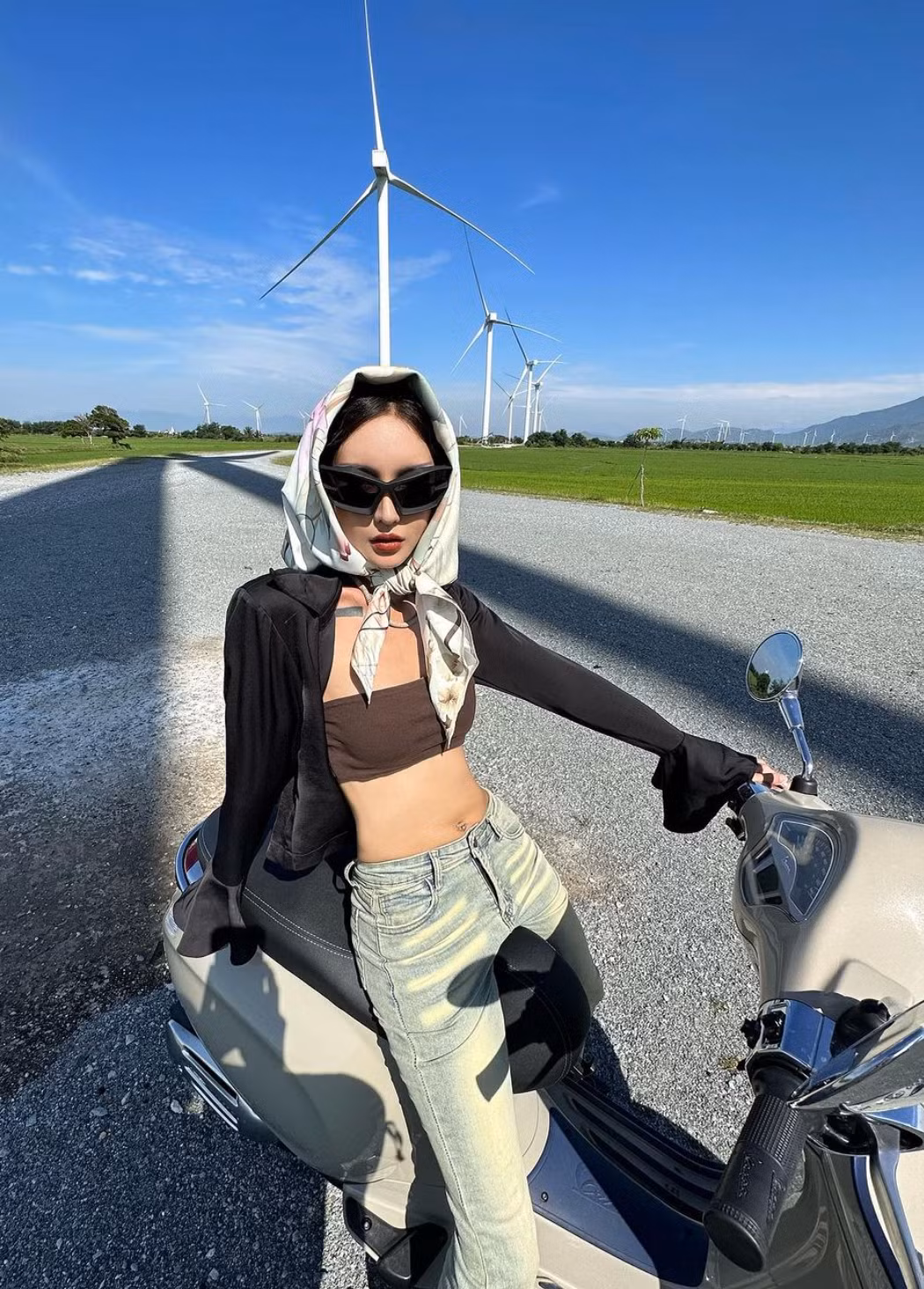 Không chỉ hoạt động chăm chỉ trong lĩnh vực mẫu ảnh, Lâm Minh còn quyết tâm rẽ hướng sang kinh doanh. Người đẹp hiện là chủ của một thương hiệu thời trang nổi tiếng, được giới trẻ yêu thích.