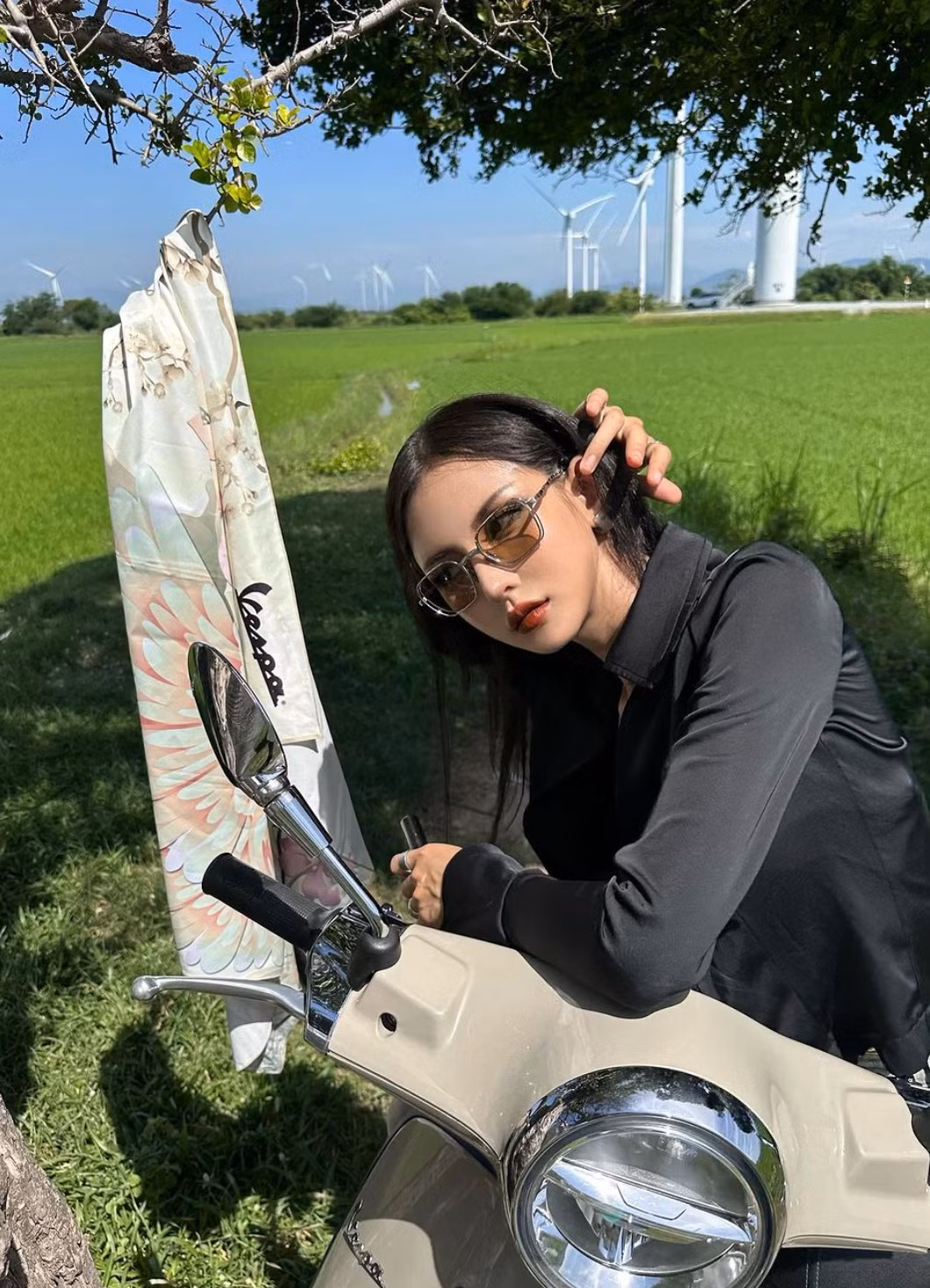 Hậu sinh con, Lâm Minh tự tin khoe thân hình gợi cảm khi quyết định diện những mẫu bikini hai mảnh, có đường cắt xẻ sâu, táo bạo.