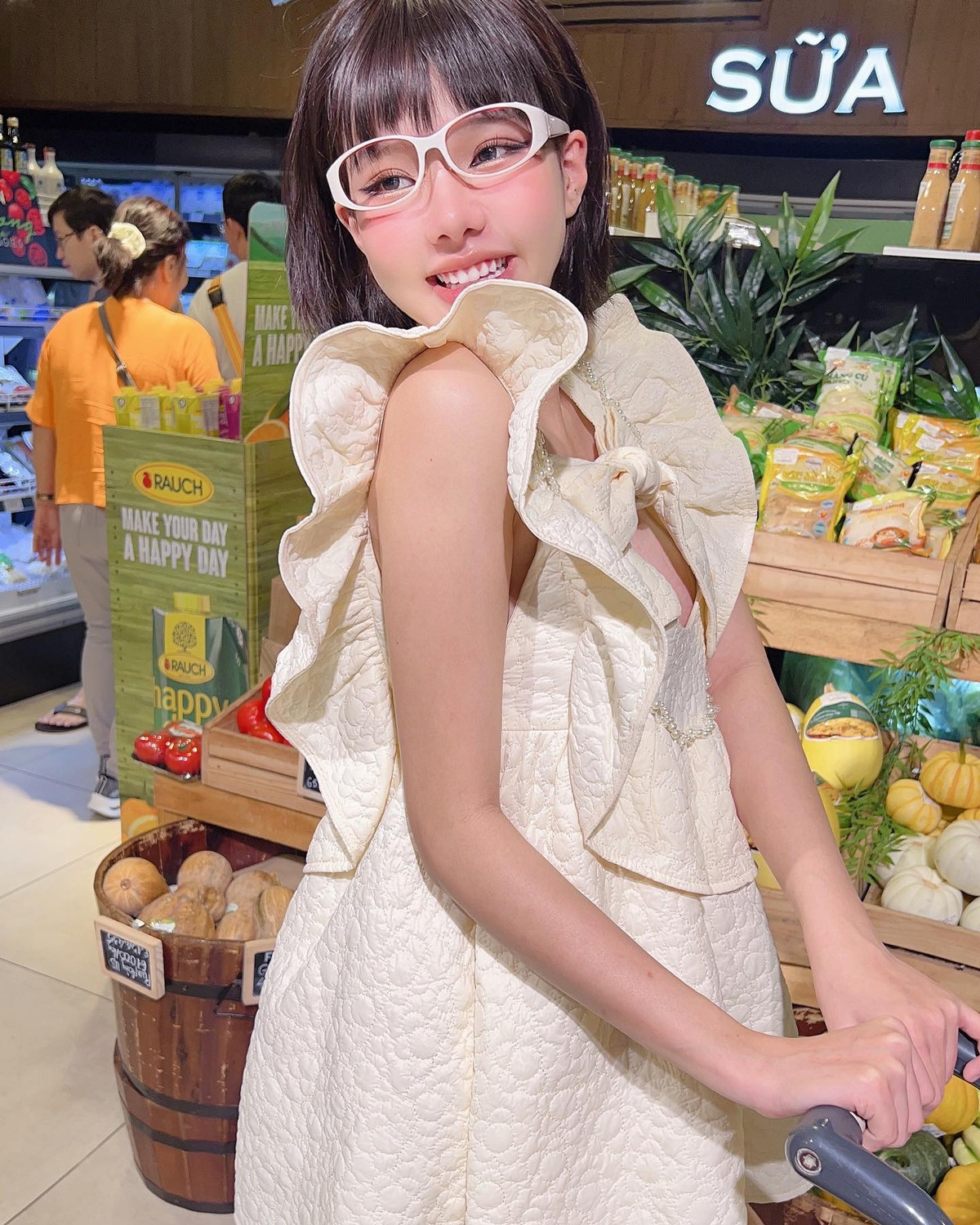 Cô không quên khoe khéo hình thể và nhan sắc nổi bật, nhất là vòng một đẫy đà.