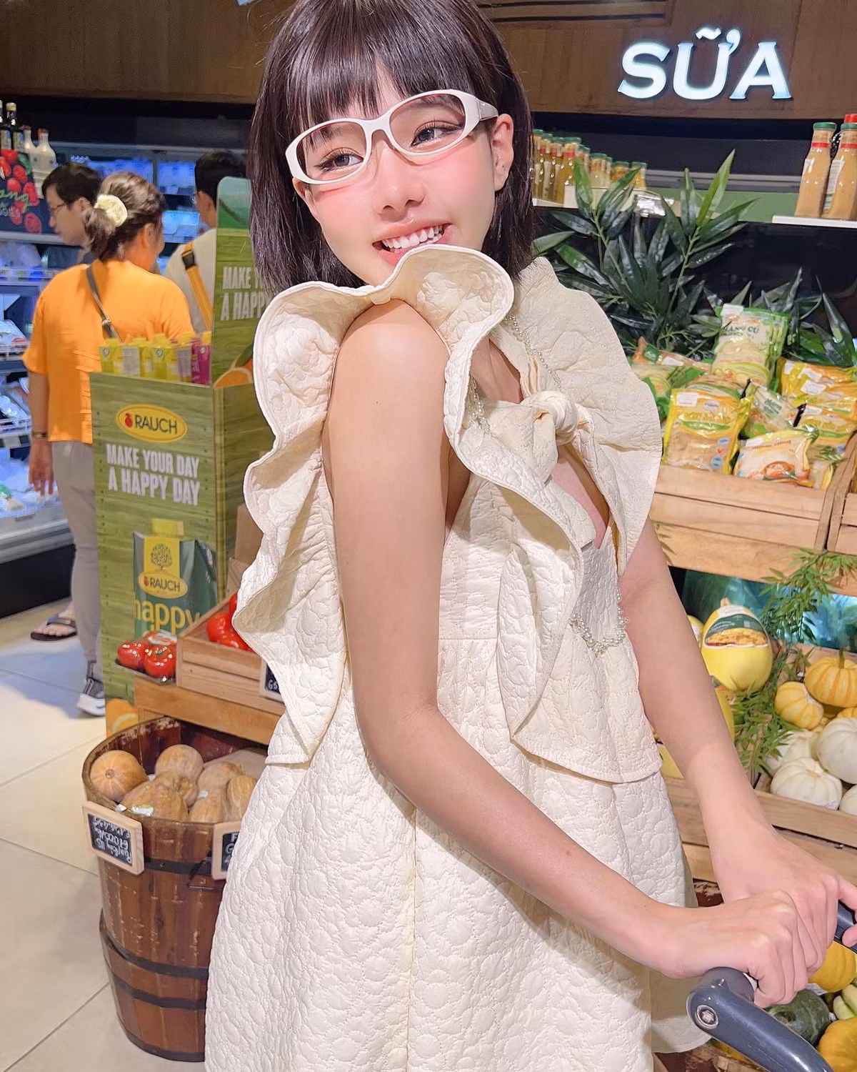 Cô không quên khoe khéo hình thể và nhan sắc nổi bật, nhất là vòng một đẫy đà.