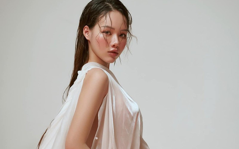 Thời gian mang thai Huỳnh Hồng Ngọc khéo léo che chắn vòng hai bằng những bộ trang phục kín đáo mà hiện đại không ai nhận ra.