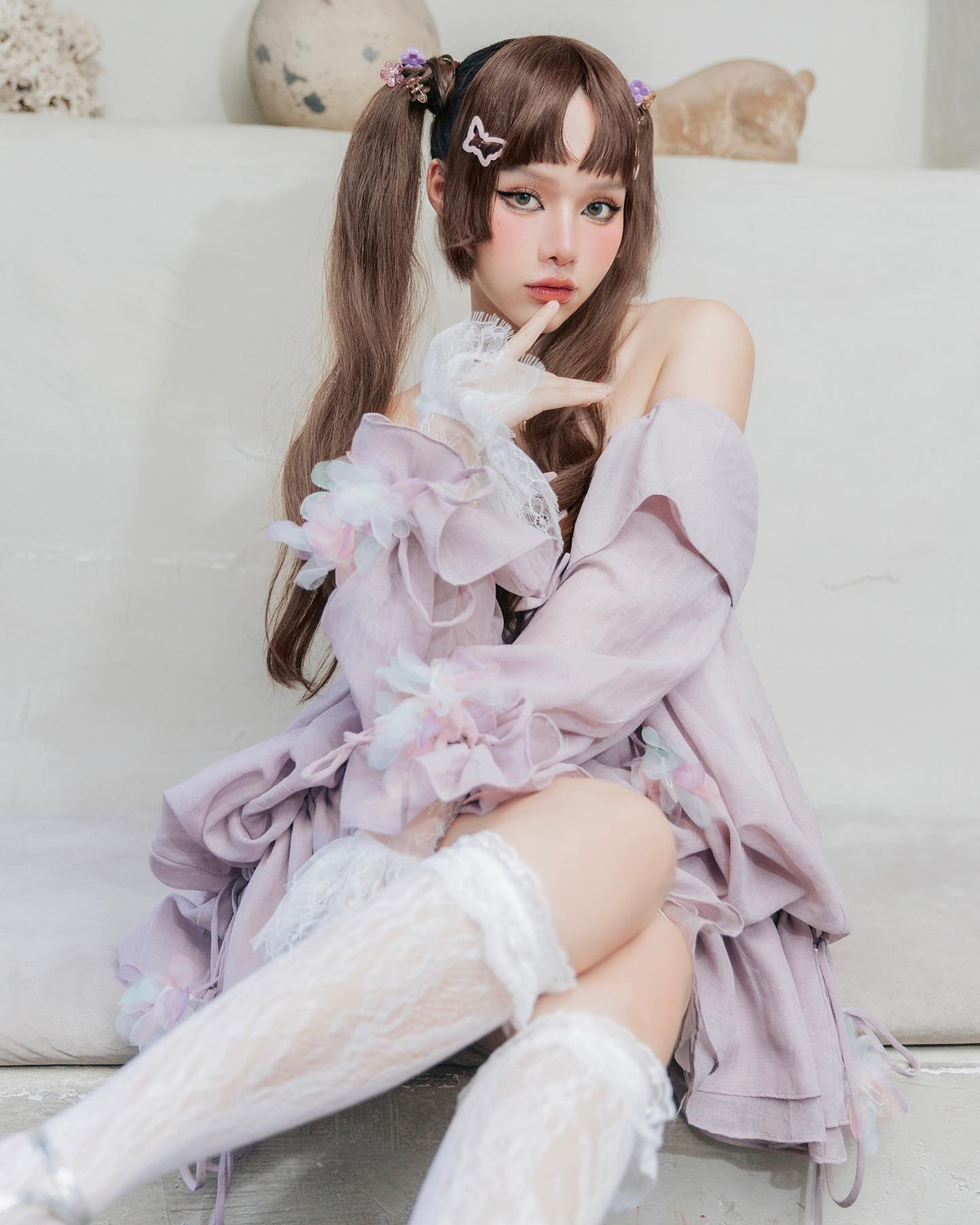 Huỳnh Hồng Ngọc mới đây cũng gây sốt khi công khai hình ảnh có bầu ở những tháng cuối, cô khoe chiếc bụng xinh làm công chúng ngỡ ngàng và thích thú.