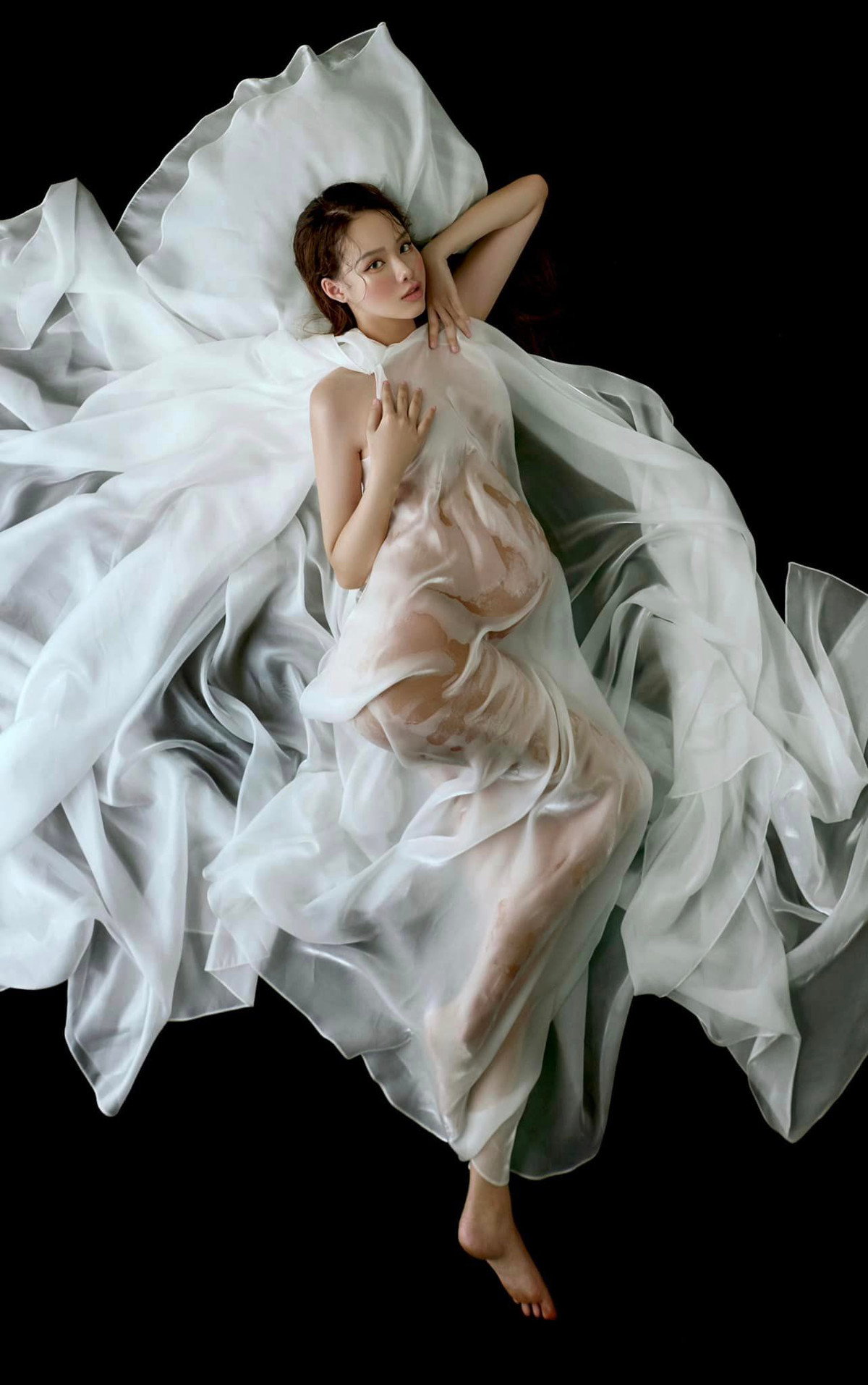 Nàng hot girl còn được biết đến với biệt tài biến đổi nhan sắc 180 độ không ai đọ kịp.