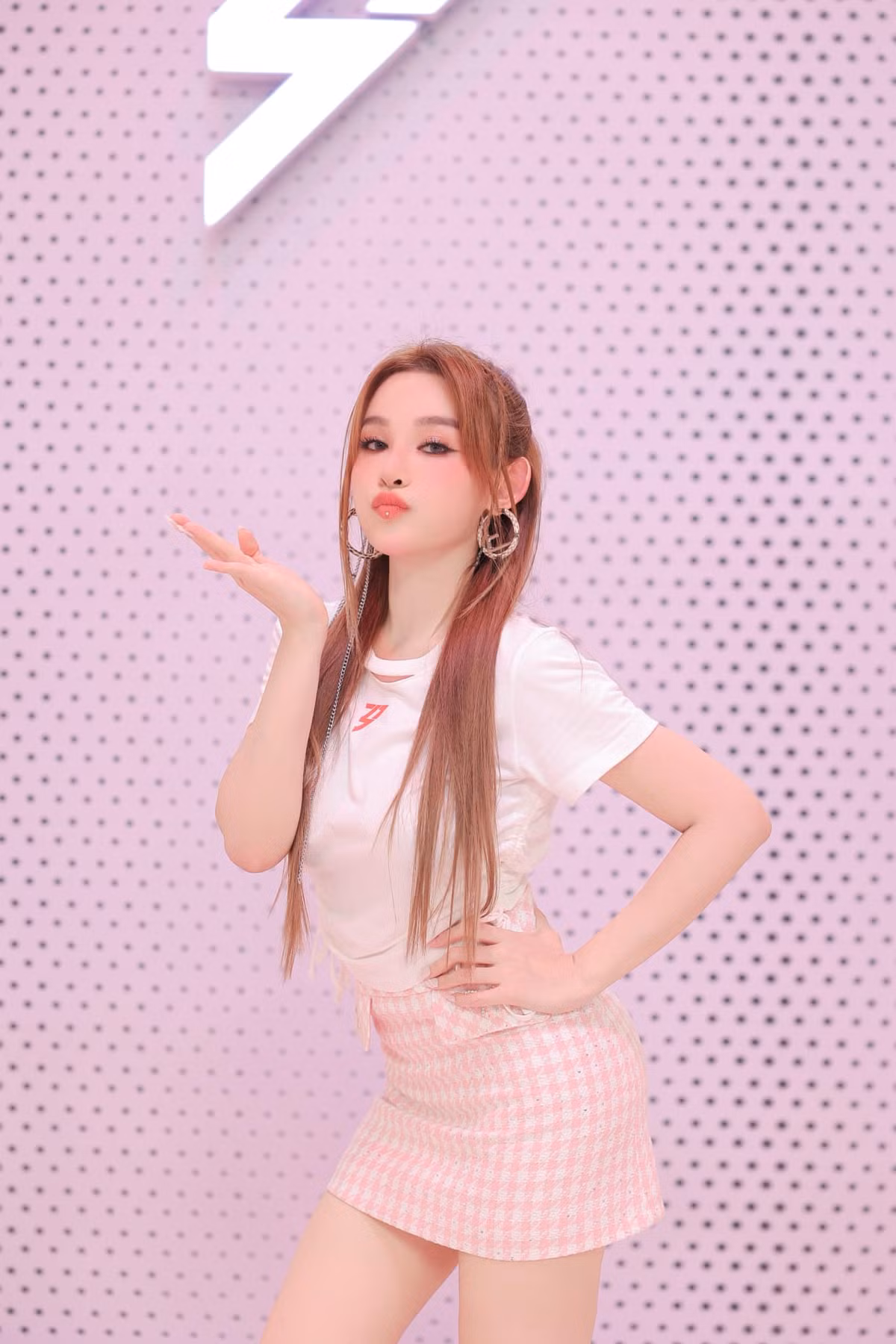 Trong số 30 "chị đẹp" tái xuất màn ảnh "Chị Đẹp Đạp Gió Rẽ Sóng" lần này, có lẽ Huyền Baby chính là mỹ nhân "thâu tóm" truyền thông diện rộng nhất.