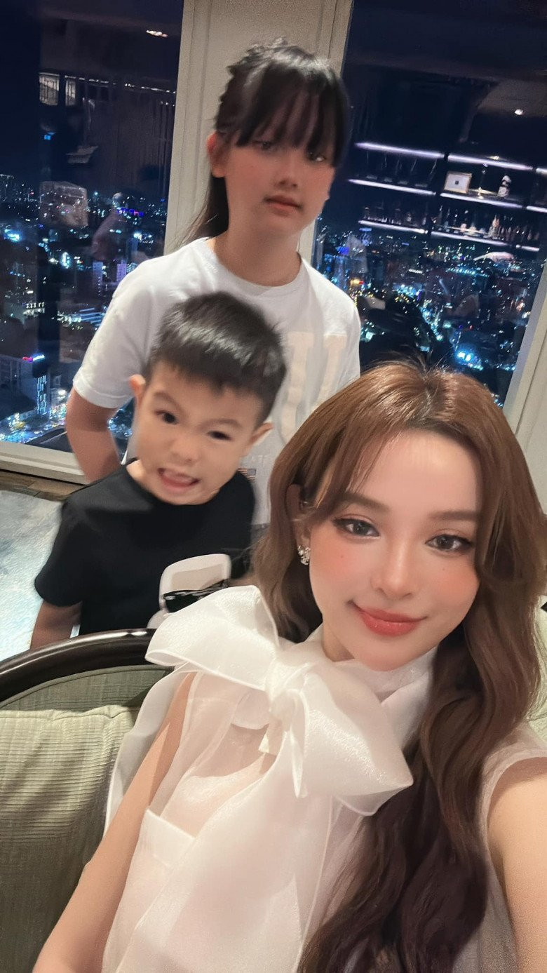 Cô chia sẻ cảm thấy choáng ngợp vì các "Chị đẹp" đều tài năng và xinh đẹp.