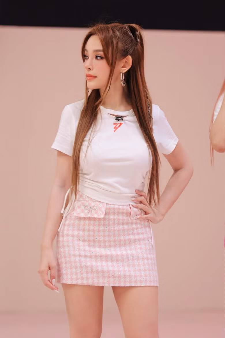 Dựa vào hình ảnh quay chụp hậu trường ở đủ góc độ, hot girl đời đầu Huyền Baby chẳng có chút mỡ thừa ở vòng eo hay bắp tay.