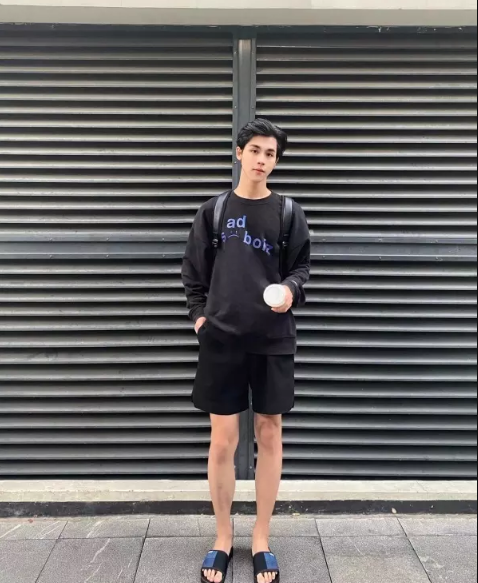 Lật tìm ảnh trên trang cá nhân sẽ thấy 9x sở hữu gu thời trang đa dạng, đậm chất các trai đẹp Hàn Quốc. Ảnh: Tổng hợp