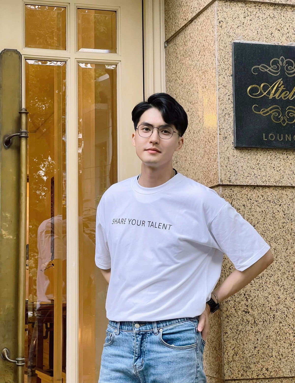 Nổi tiếng chỉ sau 1 đêm và hiện giờ sức hút của người thầy giáo này vẫn không hề giảm sút.