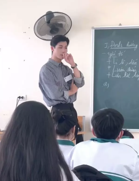 Một thầy giáo nổi tiếng khác là Nguyễn Văn Cảnh sinh năm 1999 đến từ Hưng Yên, đang sống và làm việc tại Hà Nội.