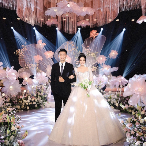 Cầu thủ Nguyễn Thành Chung và nửa kia xinh đẹp Ngô Tố Uyên tiến đến hôn nhân vào tháng 4/2022. Họ chào đón con trai đầu lòng - đặt tên ở nhà là Leo - vào tháng 9 cùng năm đó.