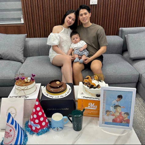 Trước đó, cặp đôi đăng ký kết hôn năm 2022 và đón con trai đầu lòng Luffy vào đầu năm nay. Chuyện tình của hai người được ngưỡng mộ bởi sự ngọt ngào, giản dị, không ồn ào, thị phi.