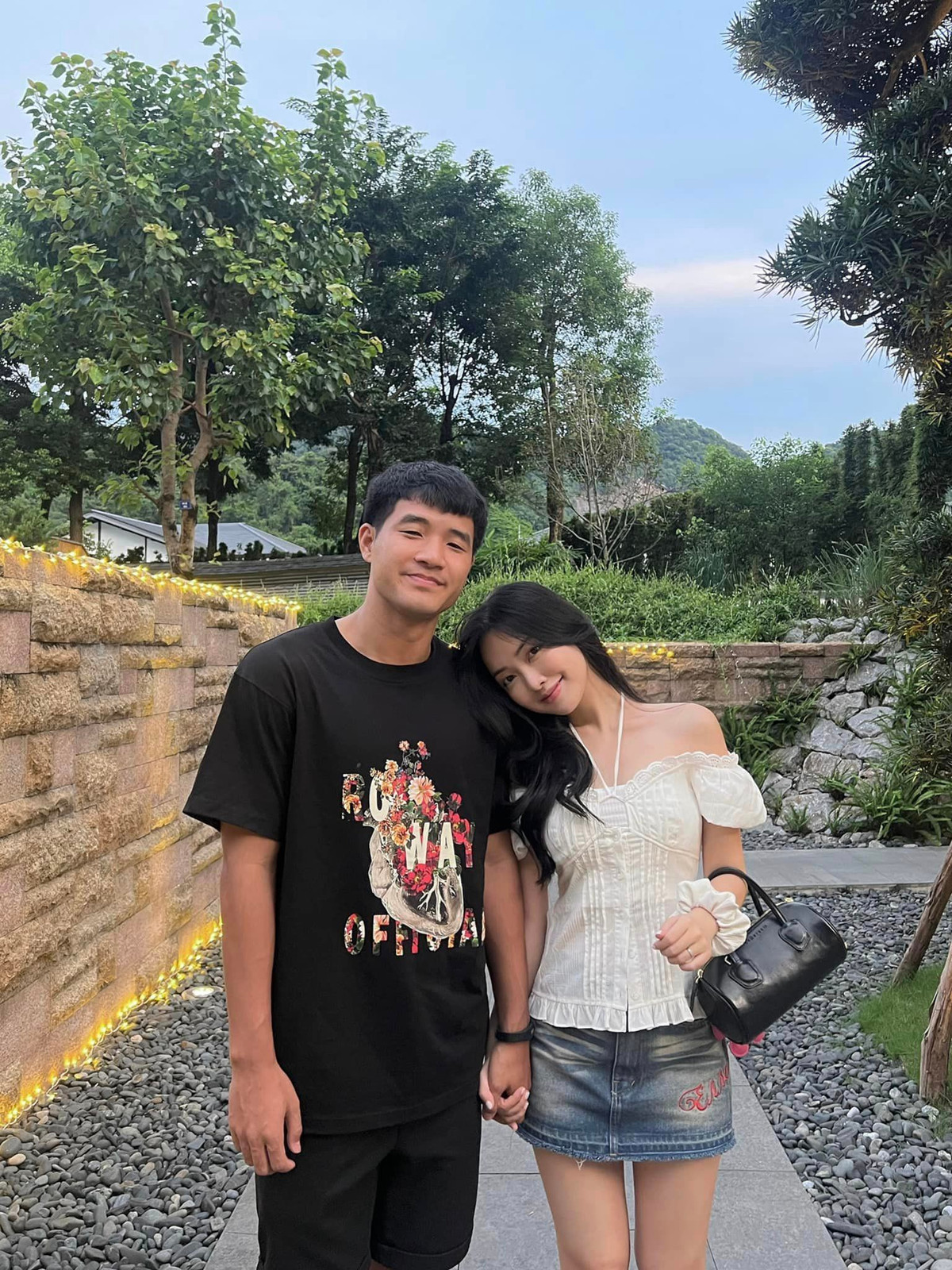 Sau hơn một năm kết hôn, Đức Chinh - Hà Trang vẫn tận hưởng cuộc sống vợ chồng son. Cả hai dành cho nhau cử chỉ ngọt ngào, tình cảm khiến dân tình ngưỡng mộ.