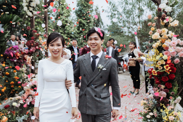 Cuối năm 2020, tiền đạo Nguyễn Công Phượng bất ngờ tổ chức đám cưới với bạn gái Tô Ngọc Viên Minh sau 4 năm hẹn hò bí mật.