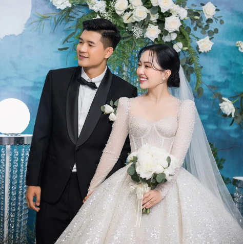 Hà Đức Chinh và Mai Hà Trang quen nhau từ năm 2018. Tháng 5/2022, cặp đôi chính thức về chung một nhà.